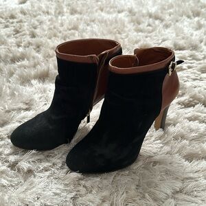 Banana Republic Black & Tan Booties. Size 8